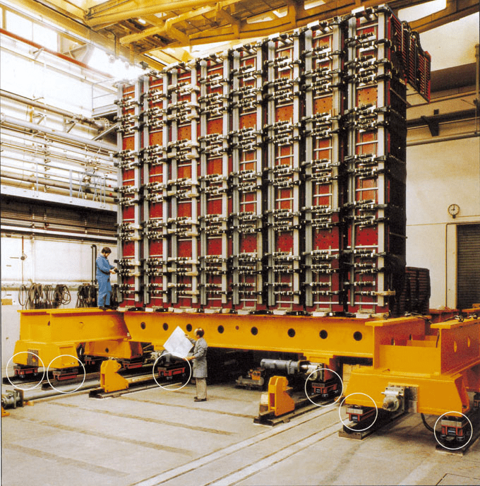 Zur Positionierung der Detektoren und Wartung der Beschleunigermagnete werden seit Jahrzehnten unsere Wälzwagen eingesetzt.